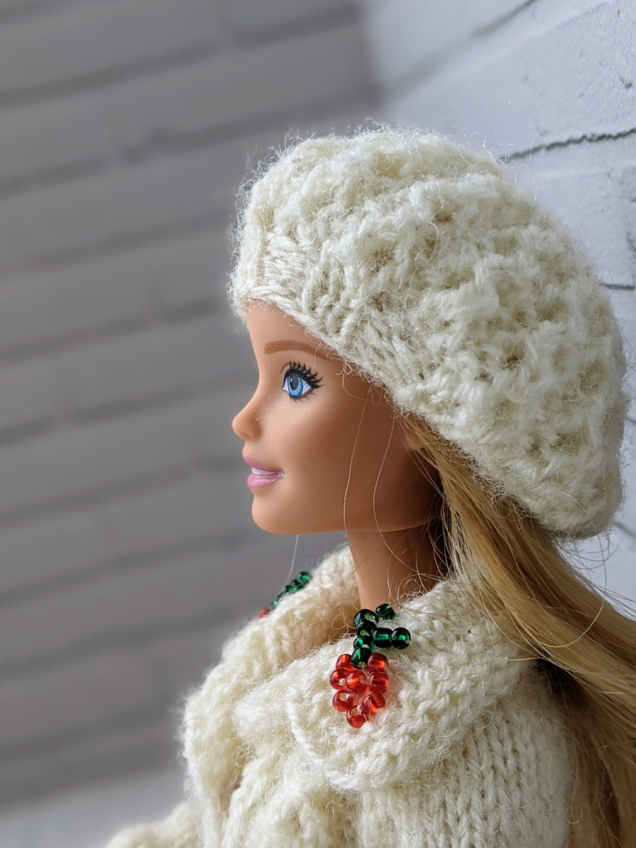 Шапочка- берет для куклы Барби спицами.
