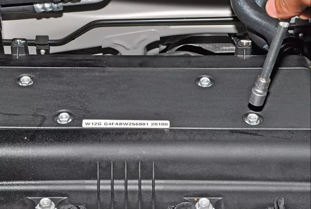 Головкой «на 10» отворачиваем четыре болта крепления крышки двигателя.
