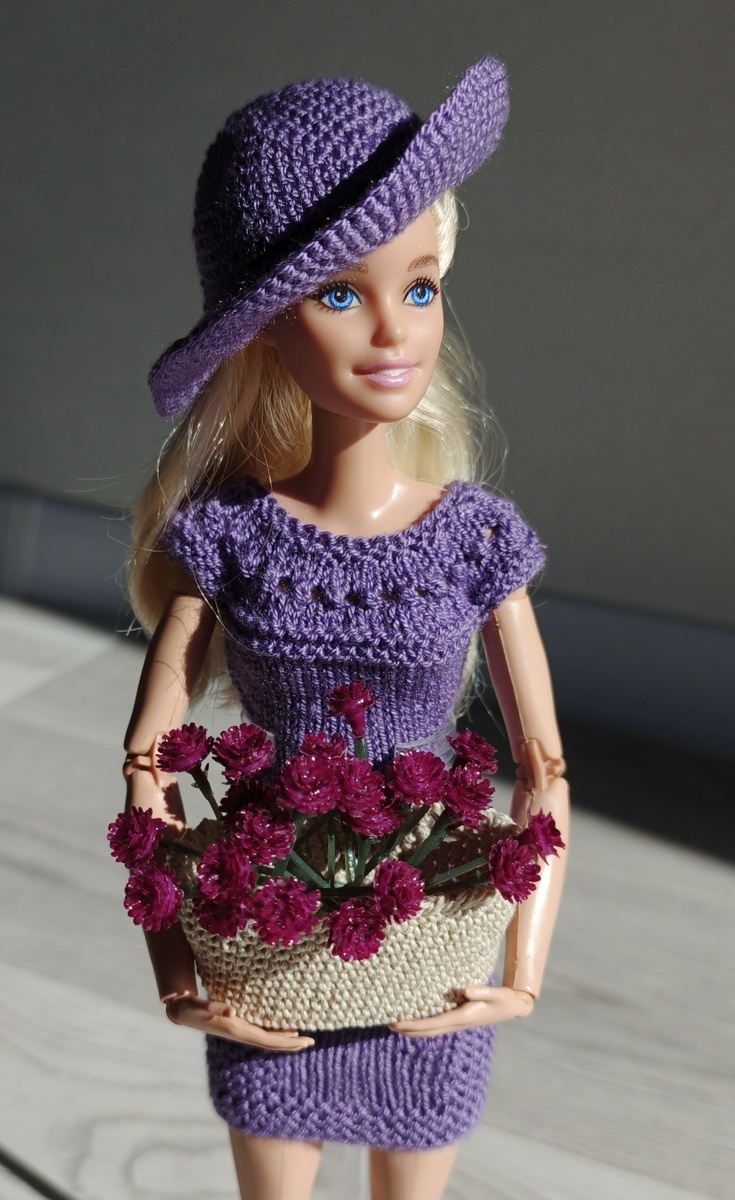Кукла Барби с корзиной цветов