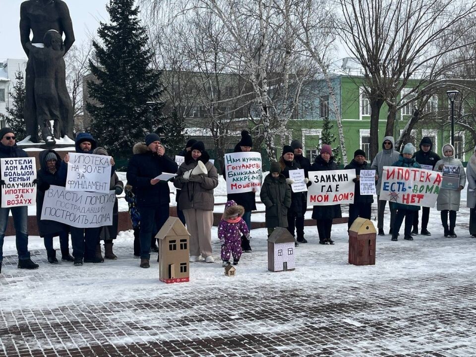    Митинг против скандального застройщика в Барнауле. Источник: "Банкфакс"