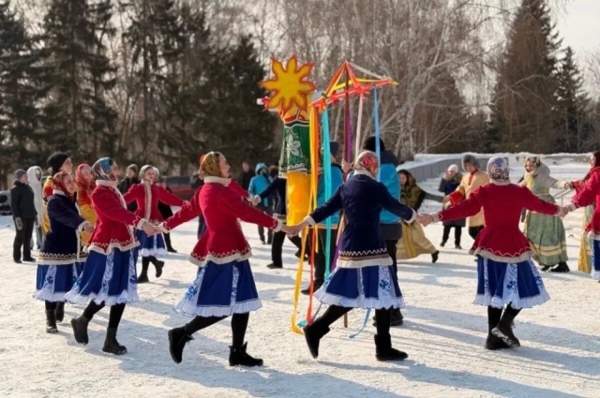    В Омском ГАУ проводили зиму и устроили масленичные гуляния