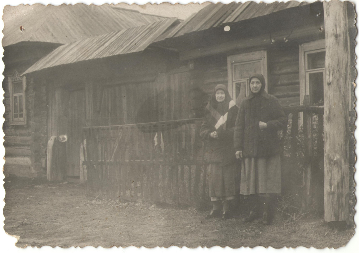 На фоне своего дома в 1963-65 гг.