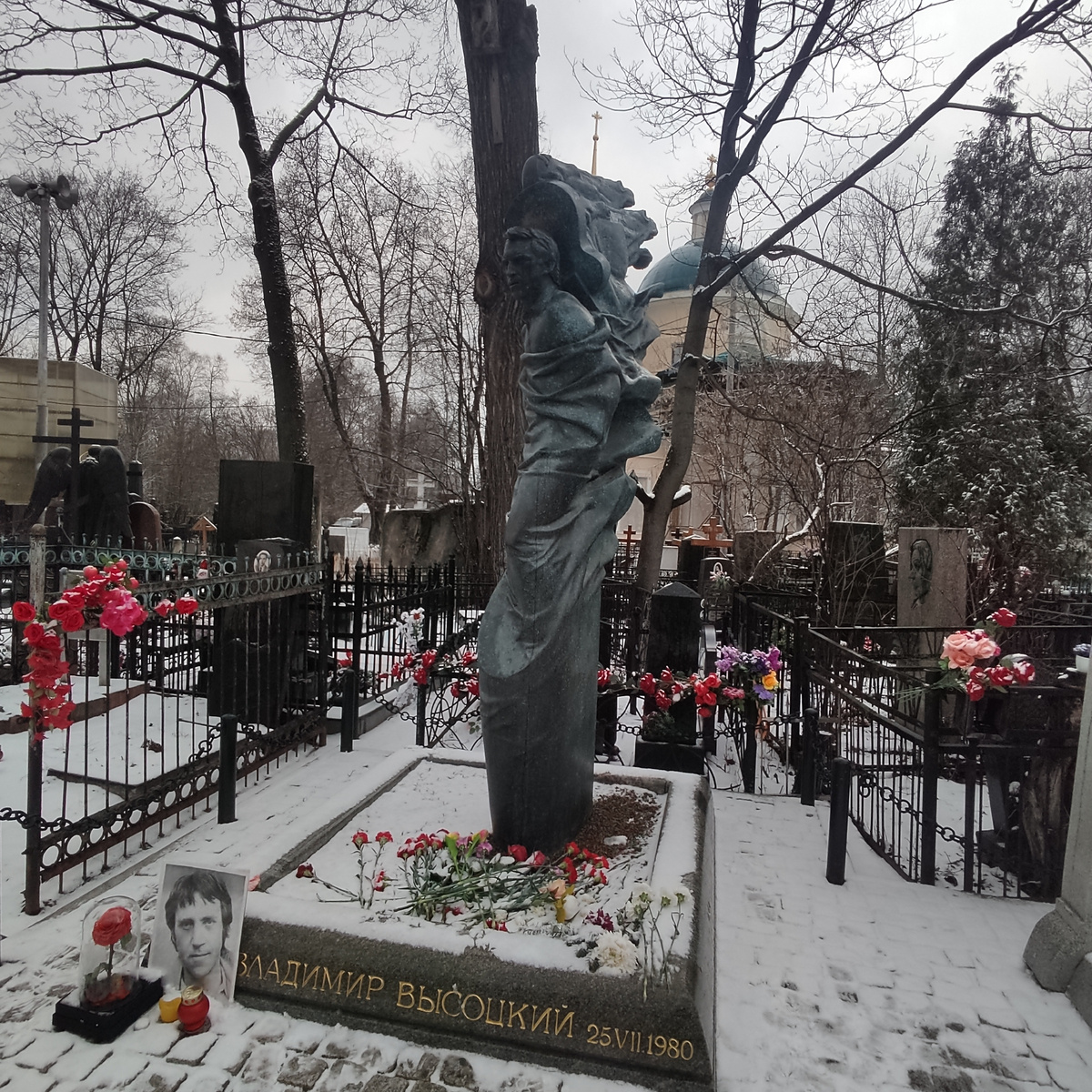 За спиной гитара и "кони привередливые"