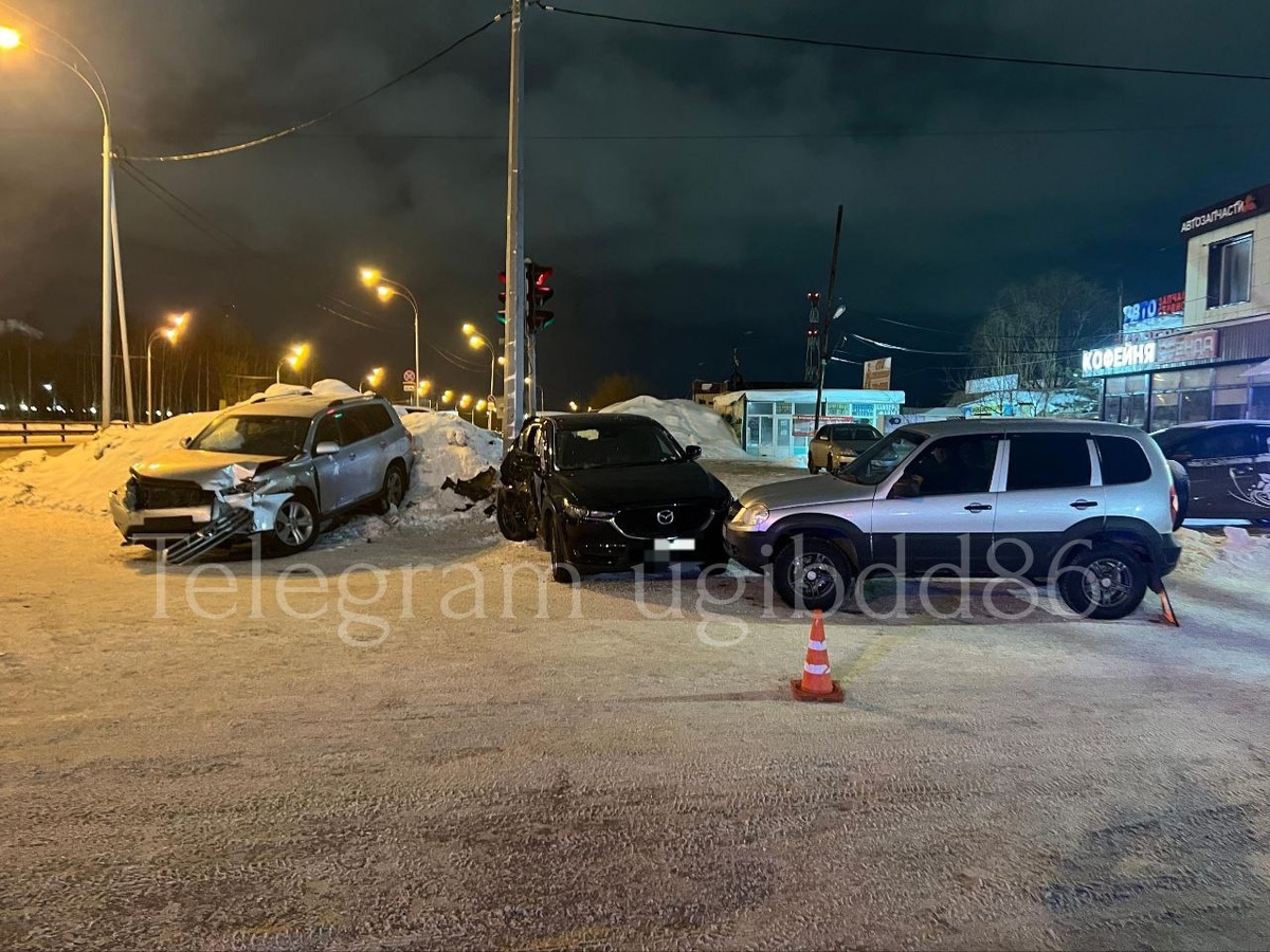    В Нижневартовске на перекрестке столкнулись три автомобиля