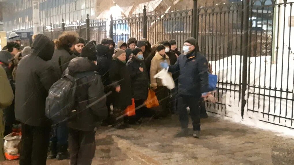 Дмитрий выстраивает очередь. Погода ужасная