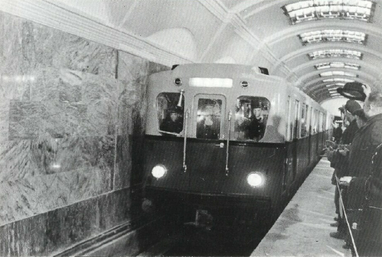 Обкатка 1-го участка линии. Поезд на станции "Кировский завод. Фото 1955 года. Источник: www.citywalls.ru