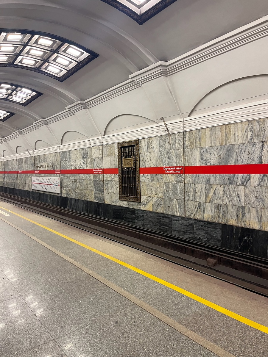 Перронный зал станции метро "Кировский завод". Здесь видно и декор "1955". Фото автора.