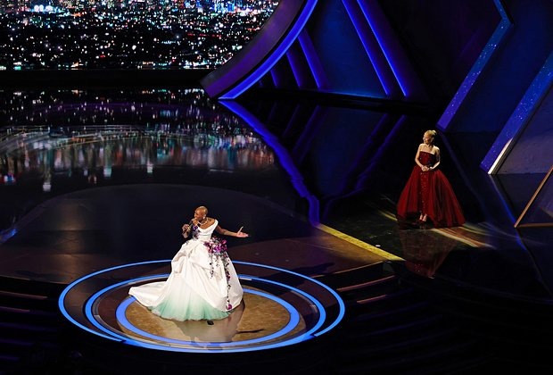    Синтия Эриво и Ариана Гранде исполняют песню из фильма «Злая». Фото: Kevin Winter / Getty Images