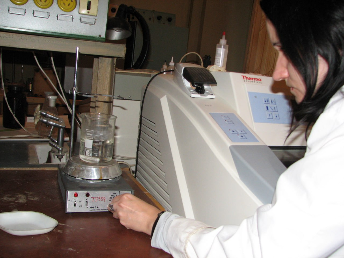 Надежда Александровна регулирует температуру и скорость вращения магнитной мешалки