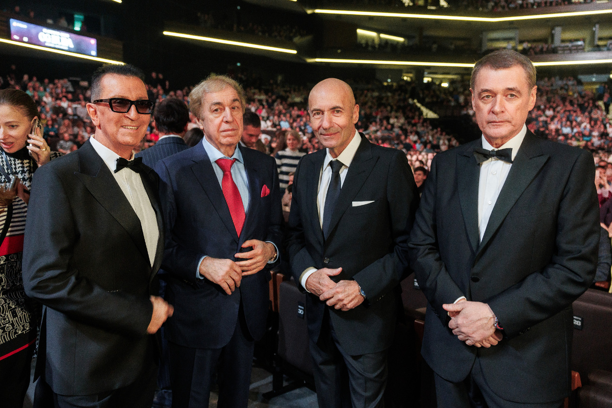 Учредители премии Михаил Гуцериев, Игорь Крутой и Юрий Костин (кроме Буйнова) https://www.loveradio.ru/news/news/sergej-lazarev-dima-bilan-anna-asti-i-drugie-pobediteli-premii-viktoriya