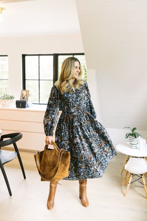 Длинное платье на поясе в стильном образе женщины 45+ лет с рыжими высокими сапогами и замшевой сумкой тон в тон. 