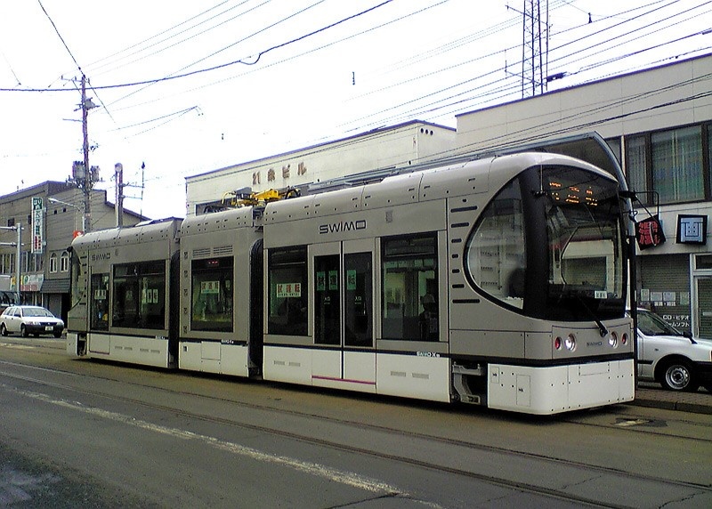 Картинки Яндекса. Трамвай Kawasaki на аккумуляторных батареях SWIMO во время тестового пробега  в Саппоро, Япония.

