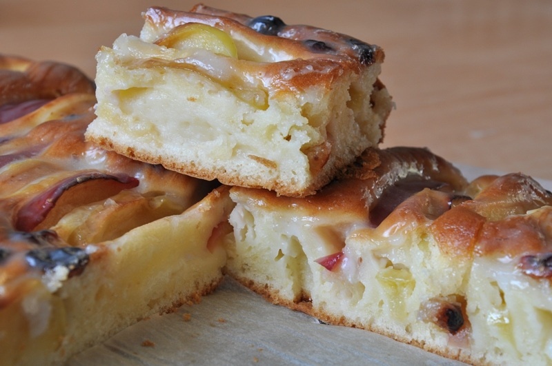 Сметана 1 ст, Масло растительное 1 ст, Сахар 1 ст, Яйца 4 шт, ванилин, разрыхлитель 10 гр, Мука 2 стакана, Яблоки 2 шт. По желанию сверху можно добавить изюм. 