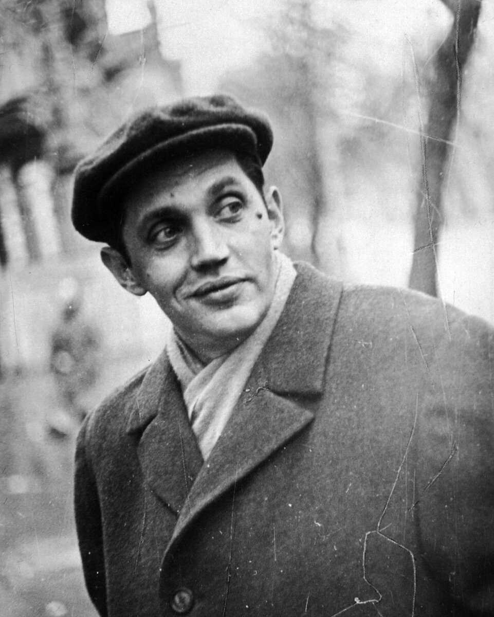 Ро́берт Ива́нович Рожде́ственский — русский советский и российский поэт, переводчик, автор песен. Лауреат Государственной премии СССР и премии Ленинского комсомола, кавалер ордена Ленина. Член КПСС с 1977 года. С 1976 года — Член Союза писателей СССР. Один из ярких представителей эпохи «шестидесятников». 