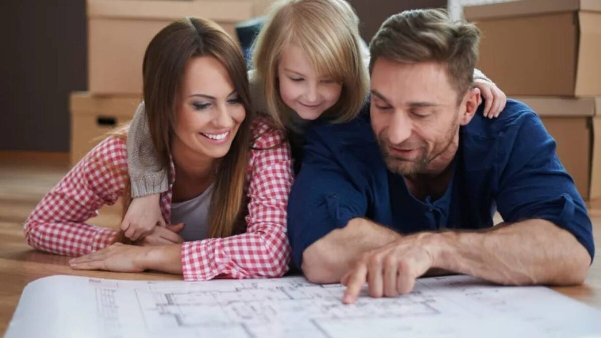 Семья и финансы / Фото: спроси.дом.рф/news/pervaya-semya-postroit-dom-s-pomoshchyu-supersevisa-izhs-ot-domrf/