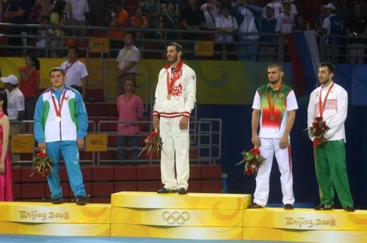    Бувайсар Сайтиев на золотом пьедестале Олимпиады в Пекине в 2008 году.
