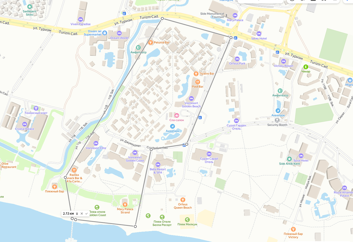 Очень большая территория, по периметру почти 2.2 км...