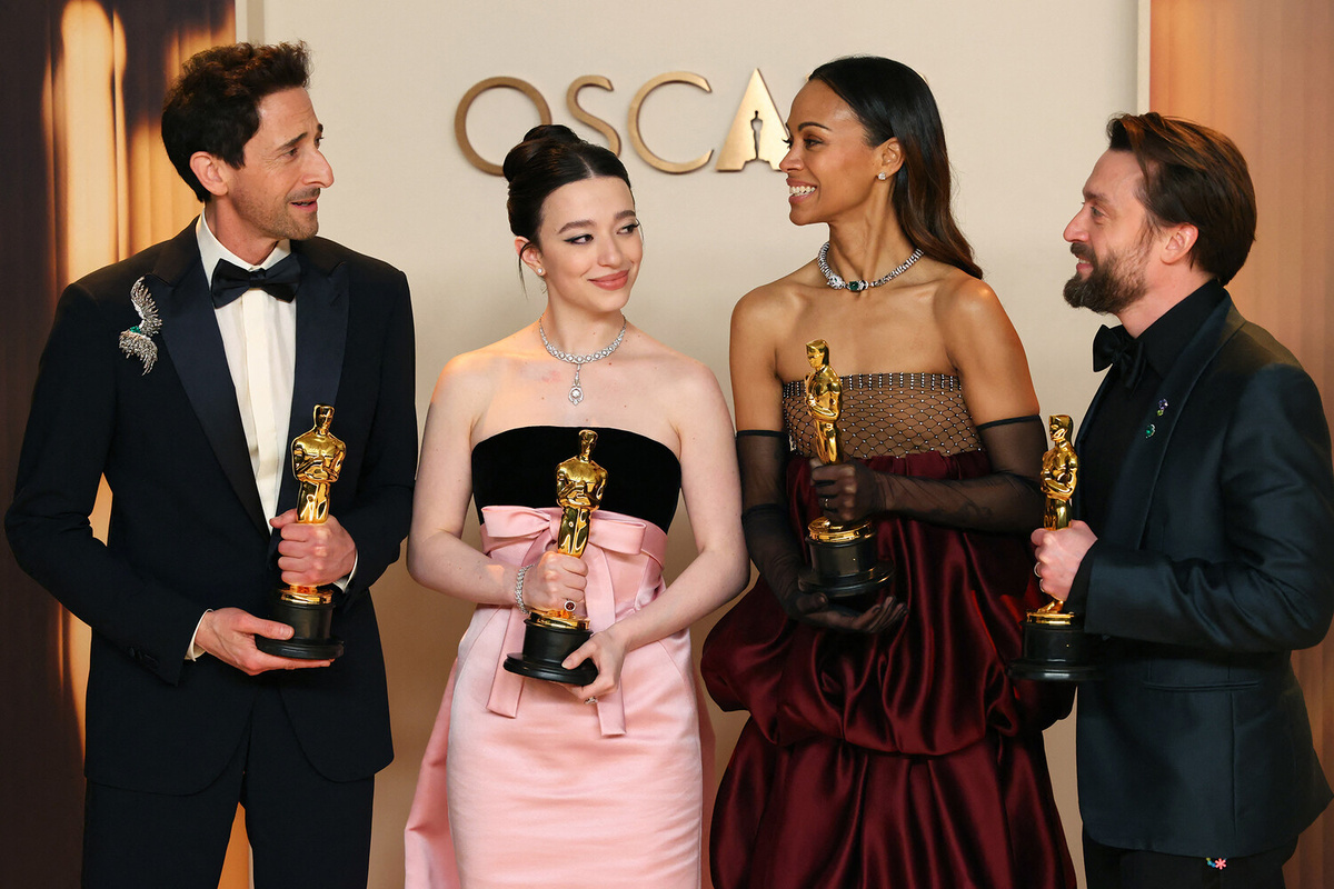 Актеры Эдриен Броуди, Майки Мэдисон, Зои Салдана и Киран Калкин позируют со статуэтками премии "Оскар", 2 марта 2025 года ©Daniel Cole/Reuters  📷