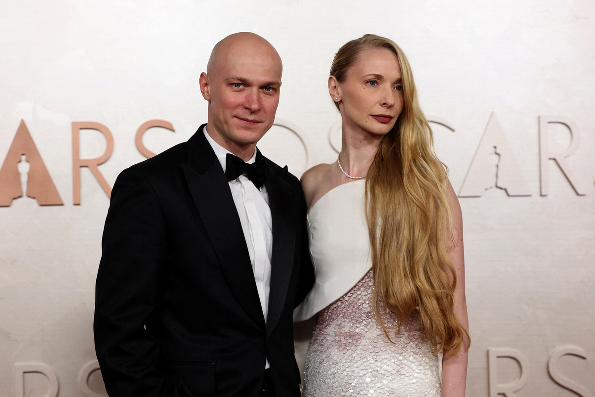 Актер Юра Борисов и его жена Анна Шевчук позируют на красной дорожке перед началом церемонии вручения премии «Оскар», 2 марта 2025 года ©Mario Anzuoni/Reuters  📷