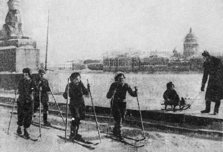 3 марта. Ленинград сегодня. Школьники на набережной./ФОТО Д. ТРАХТЕНБЕРГА