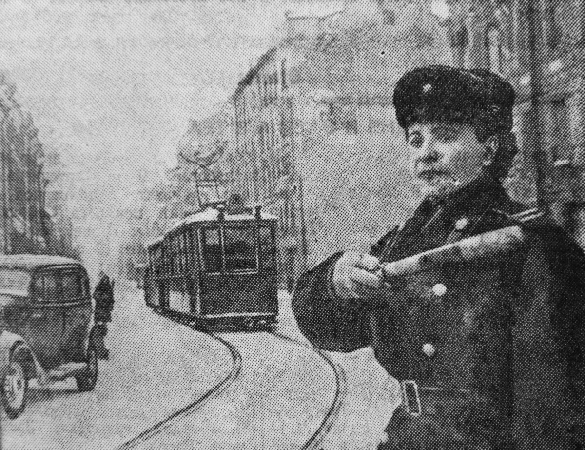8 марта. Ленинградские патриотки. Регулировщица Н. Я. Матвеева на посту./ФОТО Д. ТРАХТНЕНБЕРГА