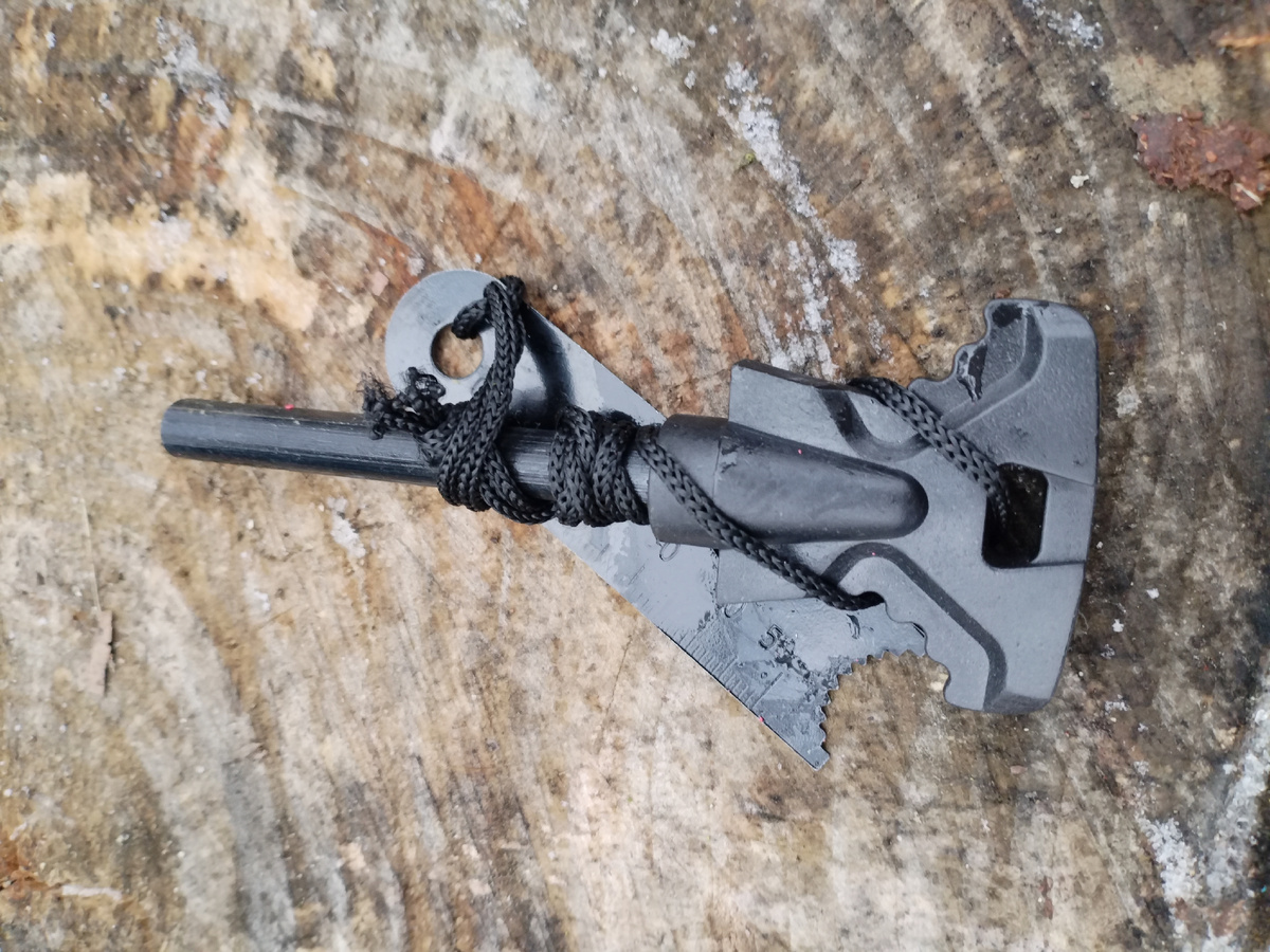 Вот такое огниво очень понравилось, хорошо высекает искру, длинный стержень, удобное.