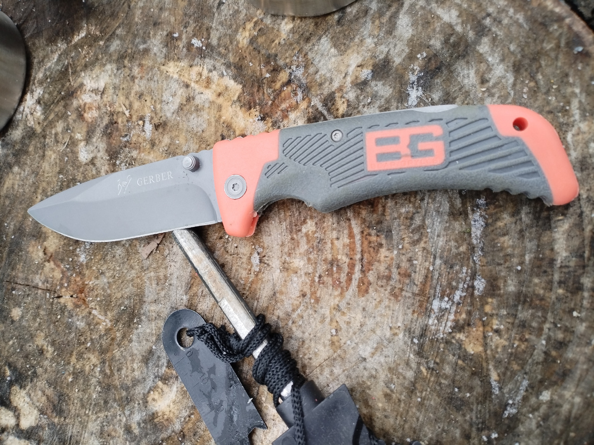 Ну и как без ножа огонь добывать, пришлось раскладной прикупить)).