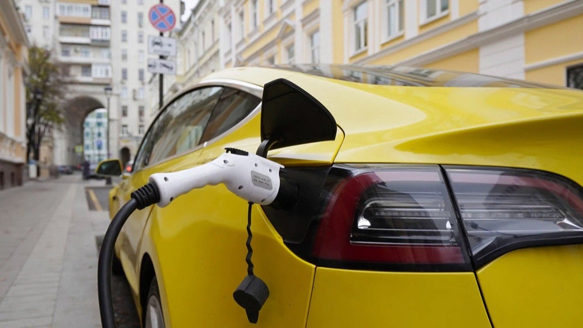 Не меньше 5% парковочных мест (и не менее одного) должно быть оборудовано электрозарядными станциями: Минстрой рекомендует!