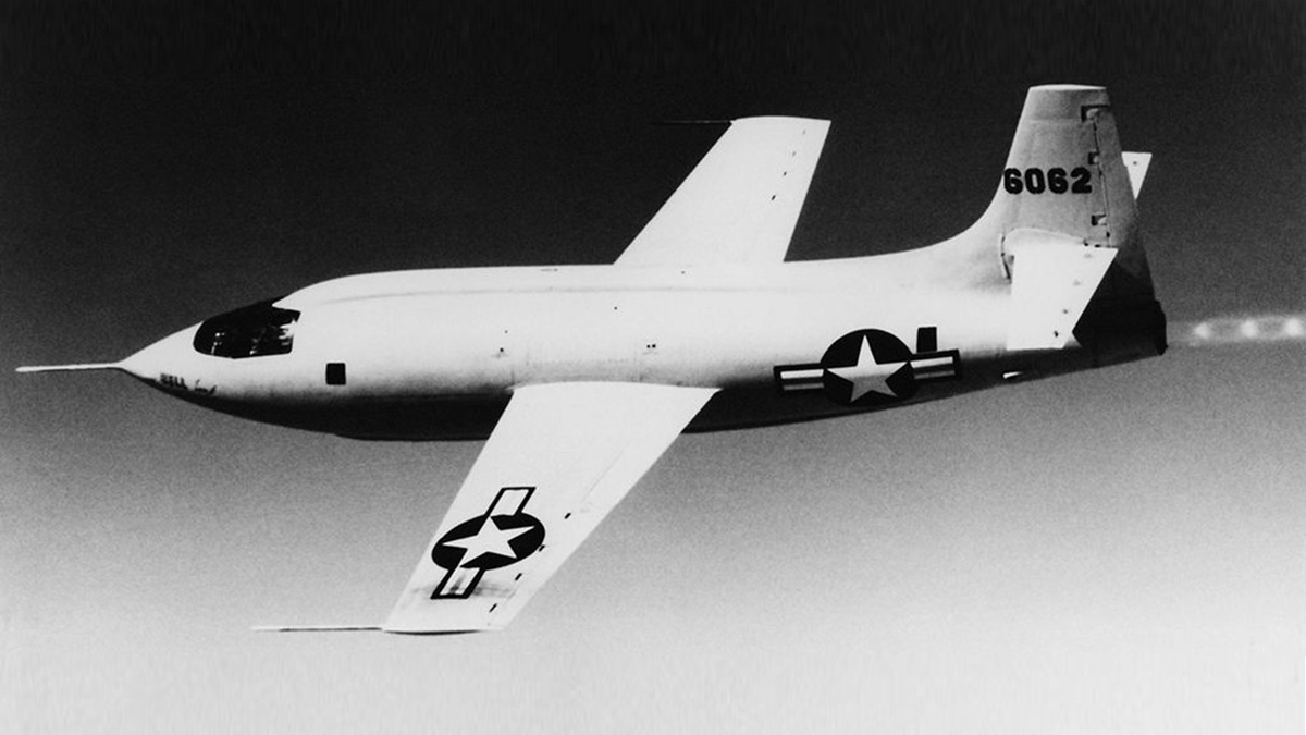 Американский Bell X-1, оснащенный ракетным двигателем XLR-11 - первый сверхзвуковой самолет.