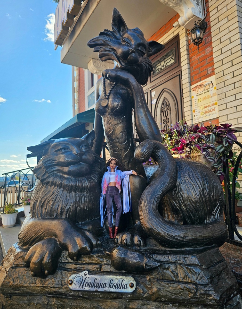 На заднем фоне кстати неплохой ресторанчик, нам там понравилось