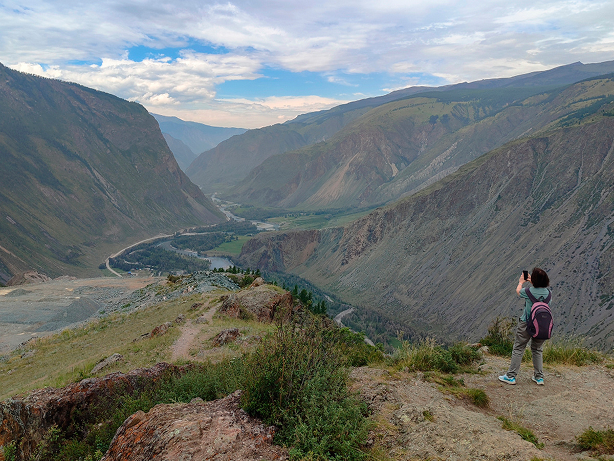 Вид на долины с перевала Кату Ярык