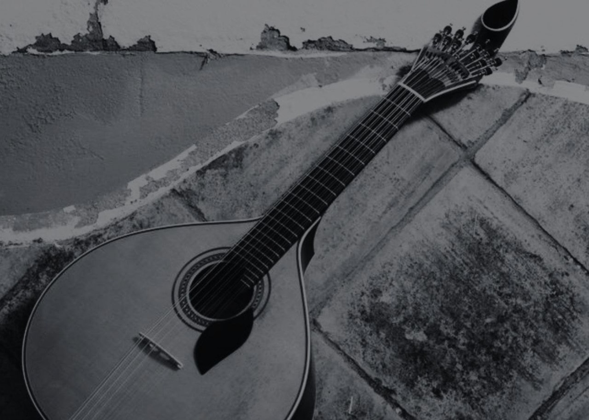 Брагинья - небольшая португальская гитара