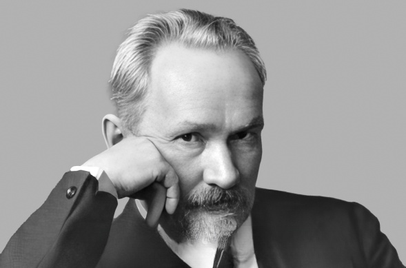 Розанов Василий Васильевич (1856-1919) – русский религиозный мыслитель и философ, литературный критик, переводчик, публицист и писатель. Противоречивые идеи Розанова повлияли на многих русских писателей и литературных критиков. В постсоветской России он стал одним из самых популярных русских философов Серебряного века, во многом из-за своего красочного языка и изысканного литературного стиля. 