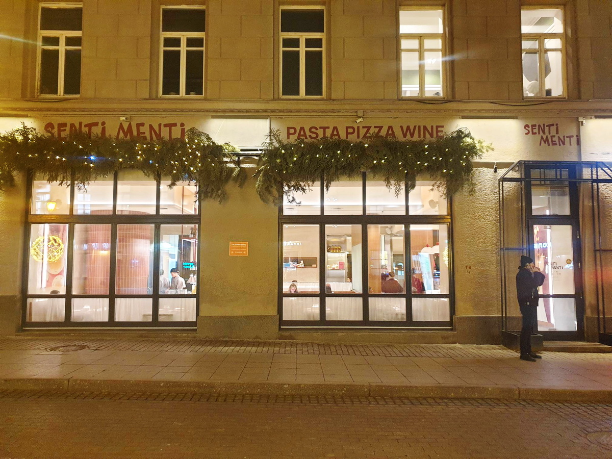 Вход в итальянский ресторан Senti Menti