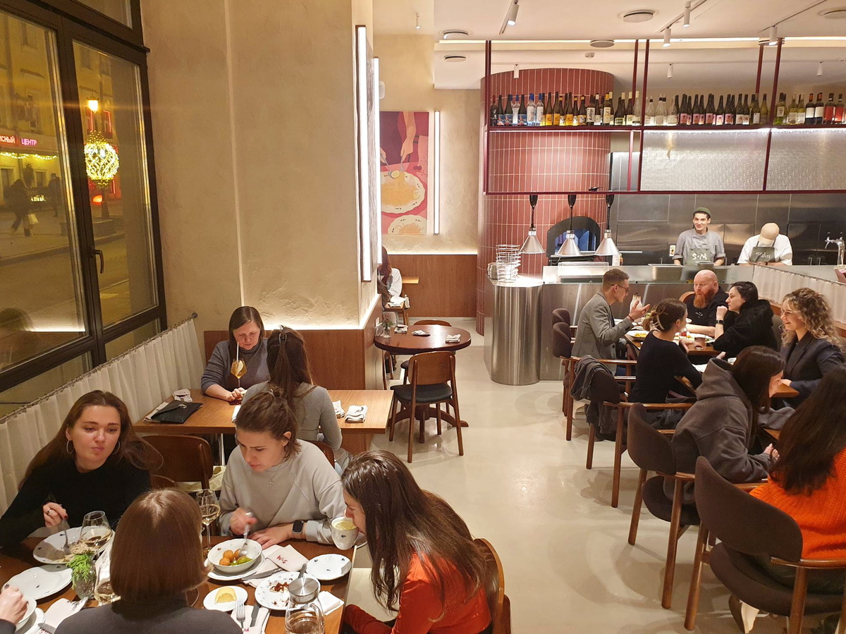 Ближняя часть верхнего зала ресторана Senti Menti