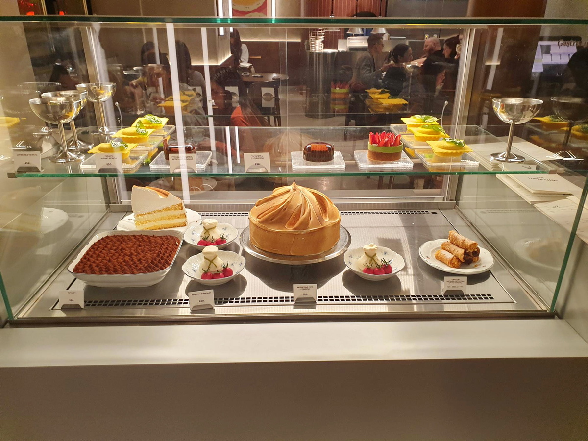 Витрина с десертами