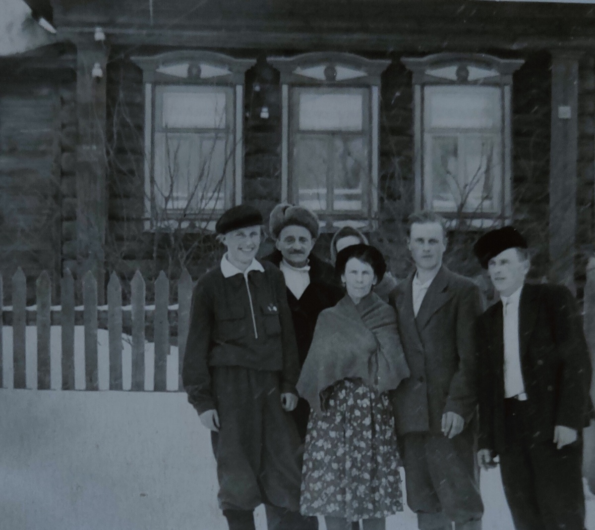 Юрий крайний справа.Родительский дом