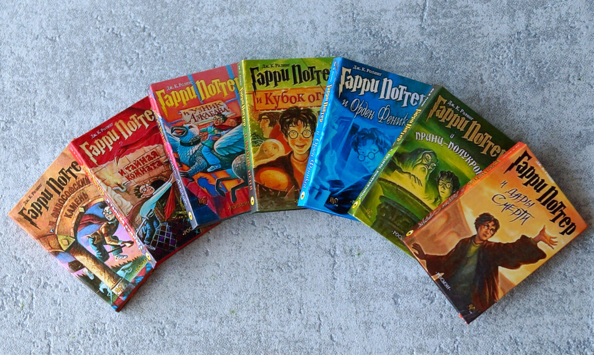 В книжный цикл «Гарри Поттер» входит семь книг: «Философский камень», «Тайная комната», «Узник Азкабана», «Кубок огня», «Орден Феникса», «Принц-полукровка» и «Дары Смерти». Источник изображения: «Ярмарка Мастеров»