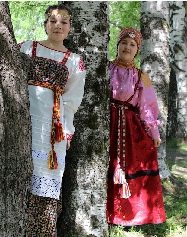 Девушки коми в национальных костюмах