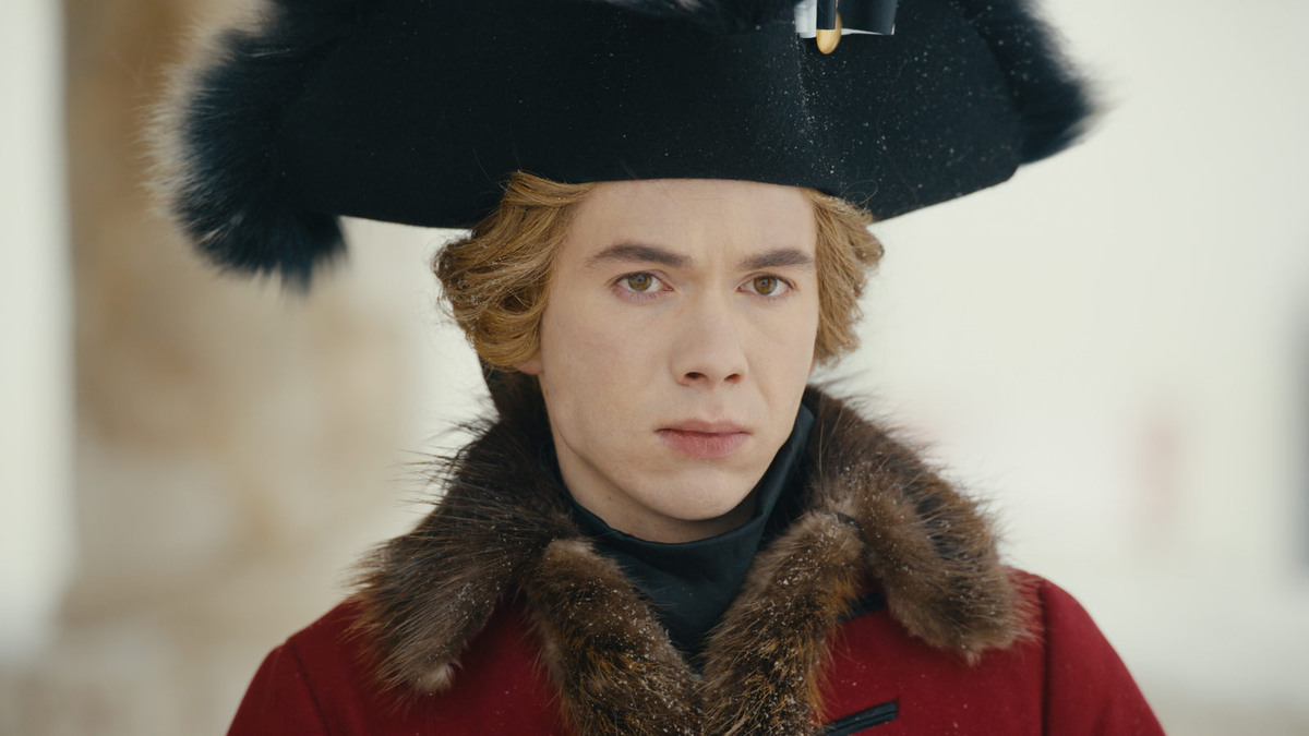 Денис Власенко в роли Павла I, скрин кадра из сериала