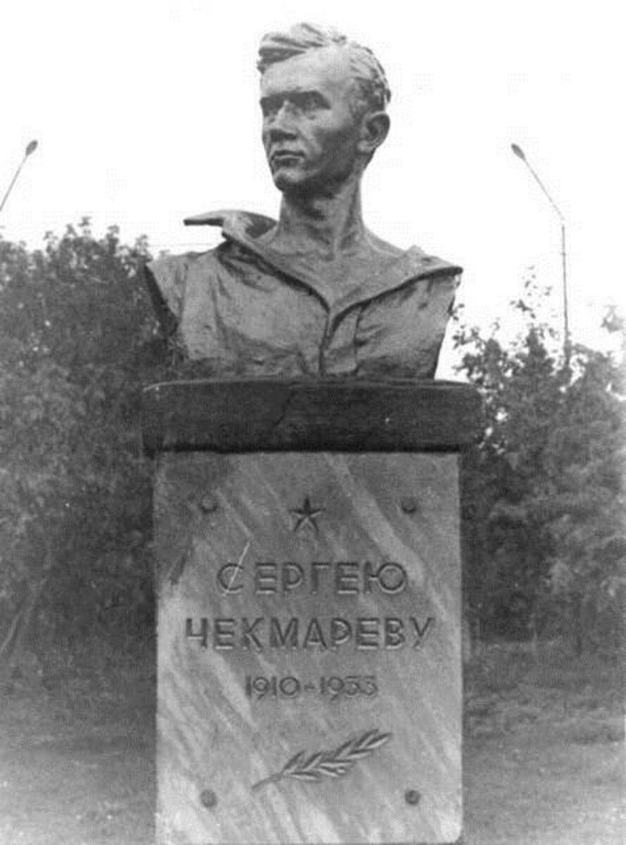 Бюст Сергея Чекмарёва в селе Исянгулово Зианчуринского района. Скульптор Гумер Мухаметшин.