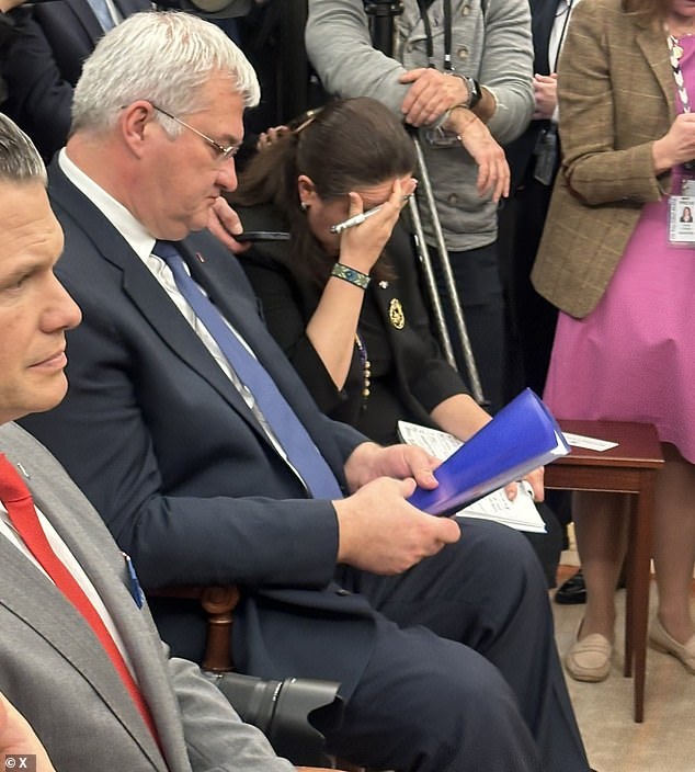 Язык жестов посла Украины явно высказывает отчаяние. 