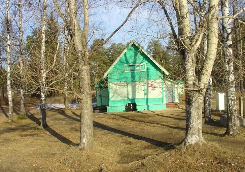 Вокзал станции Осаново. Автор Адмирал. 2005. Паровоз ИС.