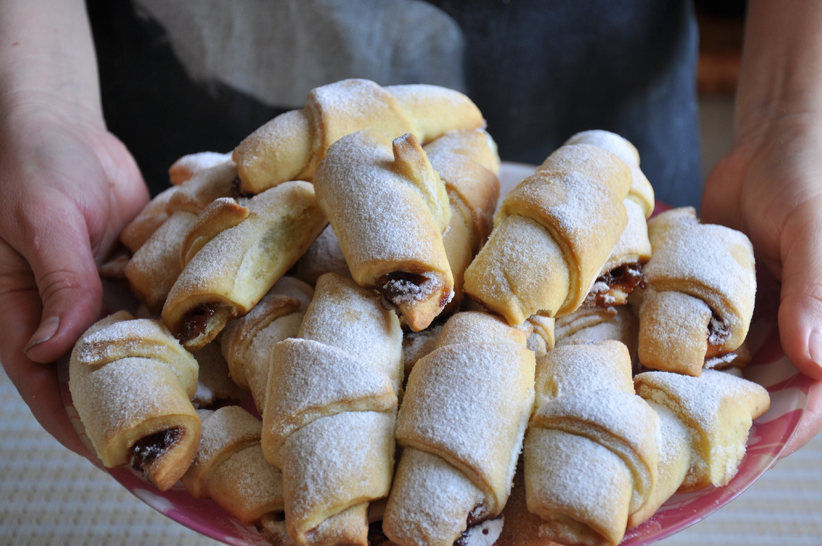 Сметана 1 стакан(200 гр), Маргарин 200 гр, Масло сливочное 100 гр, сода 1/3 ч.л Мука 500 гр Варенье