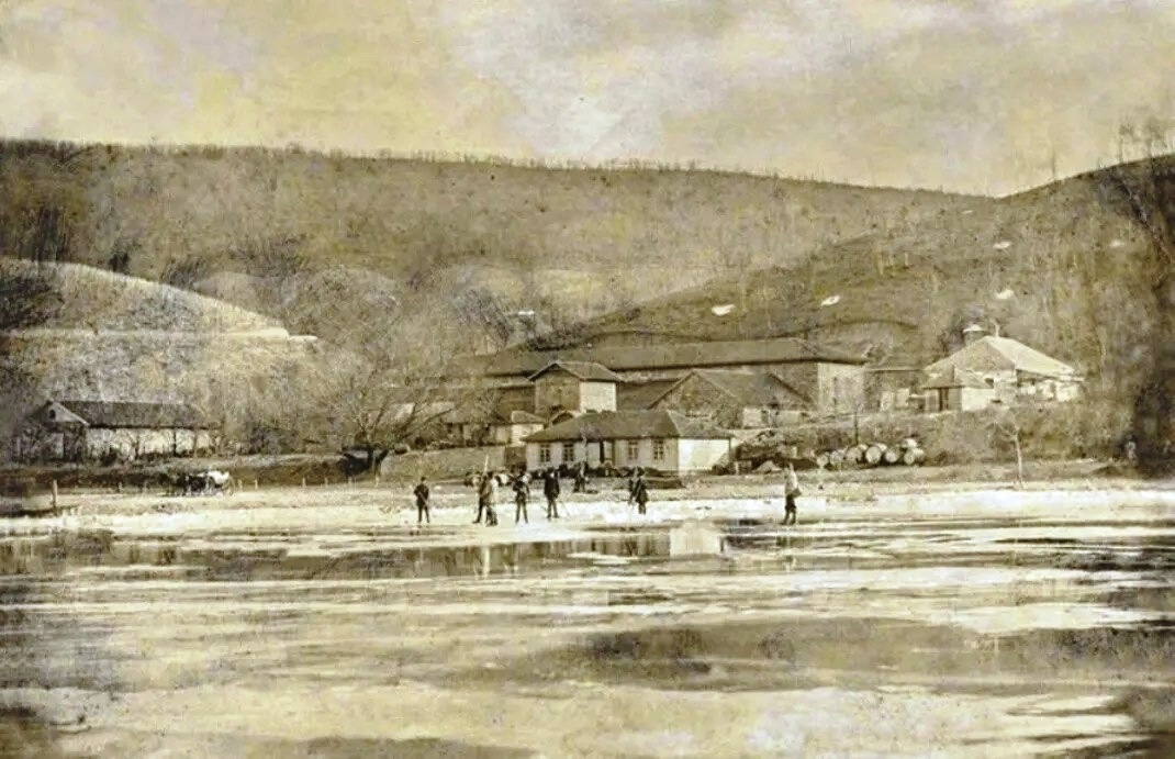 1900-1910-е годы. Люди стоят на льду там, где сейчас... парк, насыпь, на которой он разбит была построена только в конце 40-х — начале 50-х годов XX века