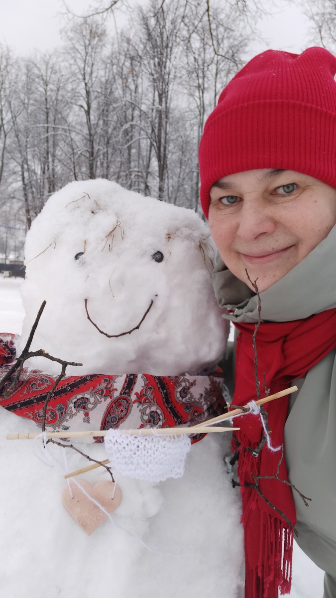 Светлана, автор блога со своим портретом, выполненным неизвестным скульптором, но задекорированным с личными смыслами