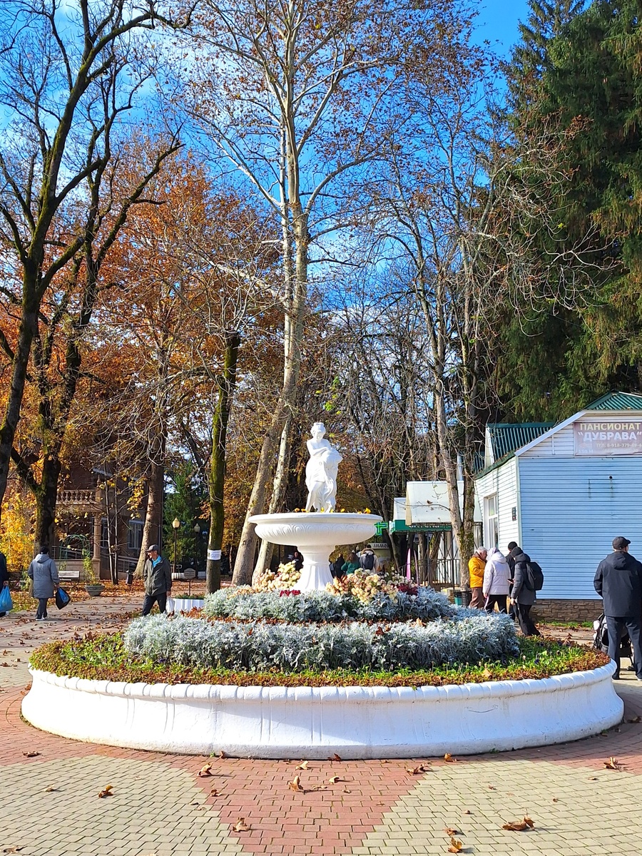 Гипсовые статуи навевают советскую атмосферу. Больше фото в галерее, листайте -->