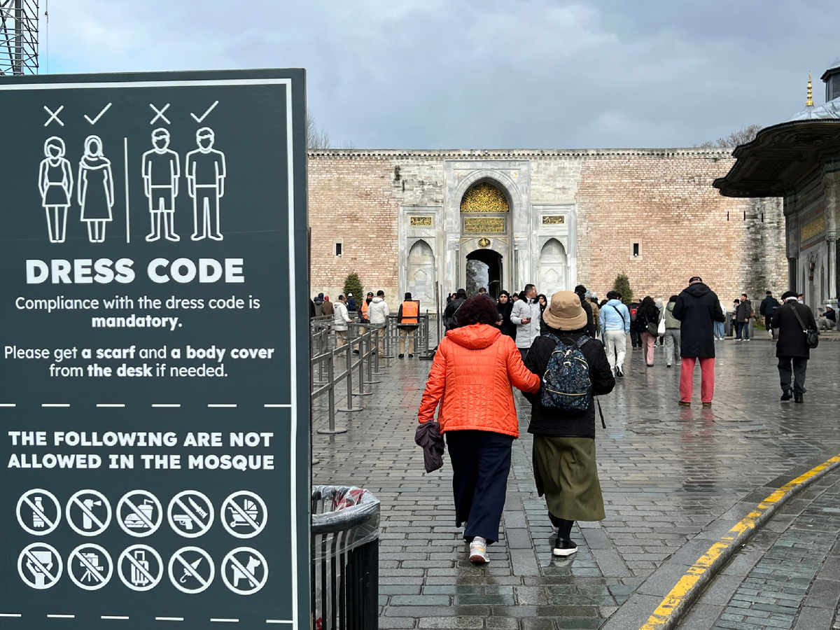 Справа - кассы, слева - вход в Айя-Софию для туристов