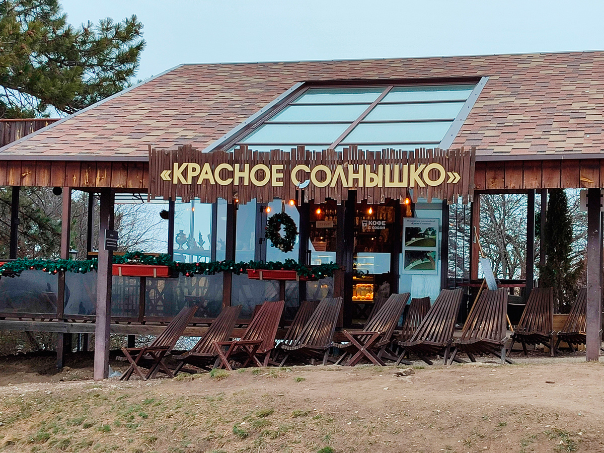 В хорошую погоду шезлонги кафе всегда востребованны