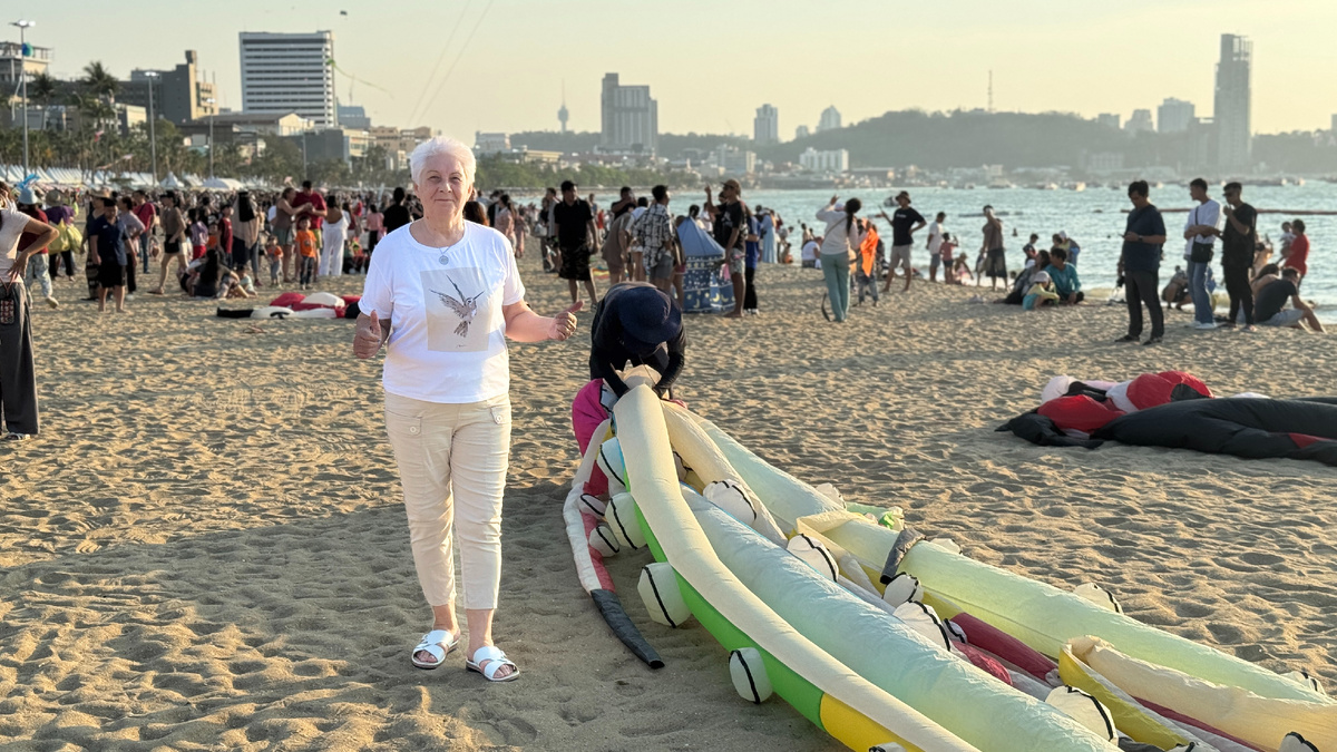 Мама позирует на фоне падшего змея